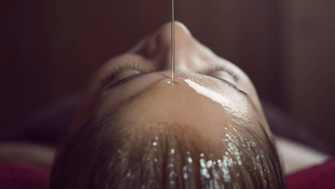 হট অয়েল ট্রিটমেন্ট: চুলে পুষ্টি জোগানোর জন্য অনেকেই হট অয়েল ট্রিটমেন্ট করান। কিন্তু তেল অতিরিক্ত গরম করলে তা চুলের গোড়া ক্ষতিগ্রস্ত করতে পারে। এমনকী, বেশি গরম তেল মাথার ত্বকের কোষ পুড়িয়ে পর্যন্ত দিতে পারে! যা চুলের ফলিকলের ক্ষতি করে এবং চুল পাতলা করে দেয়।