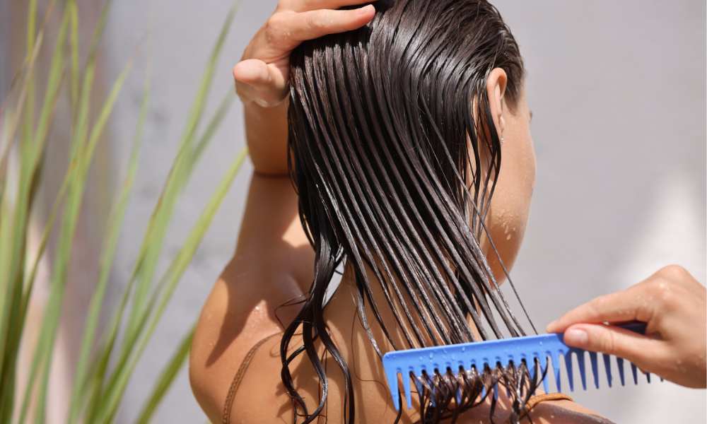 ভেজা চুল আঁচড়ানো: অনেকেই ভেজা চুল আঁচড়ান, যা চুলের জন্য অত্যন্ত ক্ষতিকর। ভেজা অবস্থায় চুল খুবই দুর্বল থাকে। এই সময় আঁচড়ালে চুল খুব সহজে ভেঙে যায়। ভেজা চুল শুকাতে অন্তত ১৫-২০ মিনিট অপেক্ষা করা উচিত।