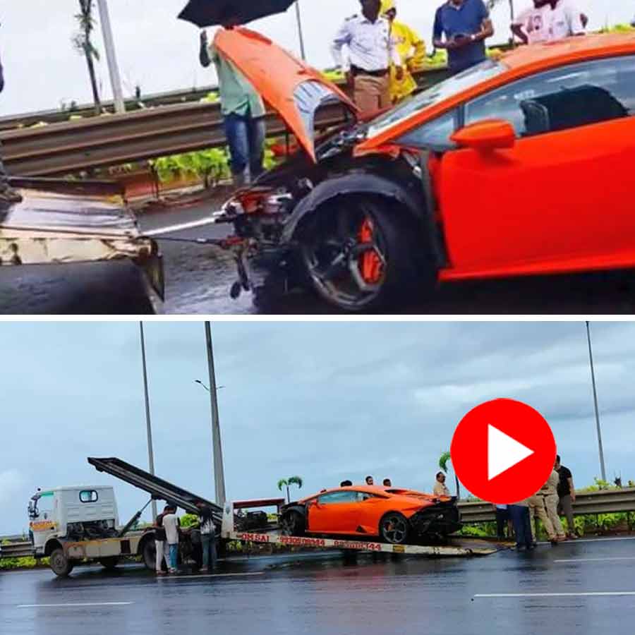 Lamborghini crashed into a divider on Mumbai’s Coastal Road