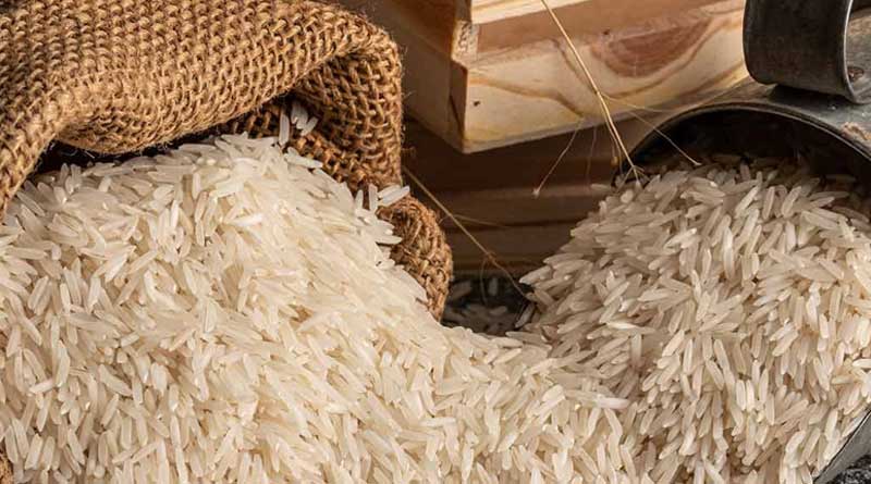 উপকরণ: দুধ পোলাও রান্না করতে যে যে সামগ্রী প্রয়োজন হবে, সেগুলি হল - বাসমতি চাল: ২ কাপ, দুধ: ৩ কাপ, জল: ১ কাপ, ঘি: ৩ টেবিল চামচ, কাজু ও কিশমিশ: পরিমাণ মতো, তেজপাতা: ২-৩টি, ছোট এলাচ: ৪-৫টি, দারচিনি: ২-৩টি, লবঙ্গ: ৪-৫টি, চিনি: ২-৩ টেবিল চামচ, নুন: স্বাদ মতো, গোলাপ জল: ১ চা চামচ।