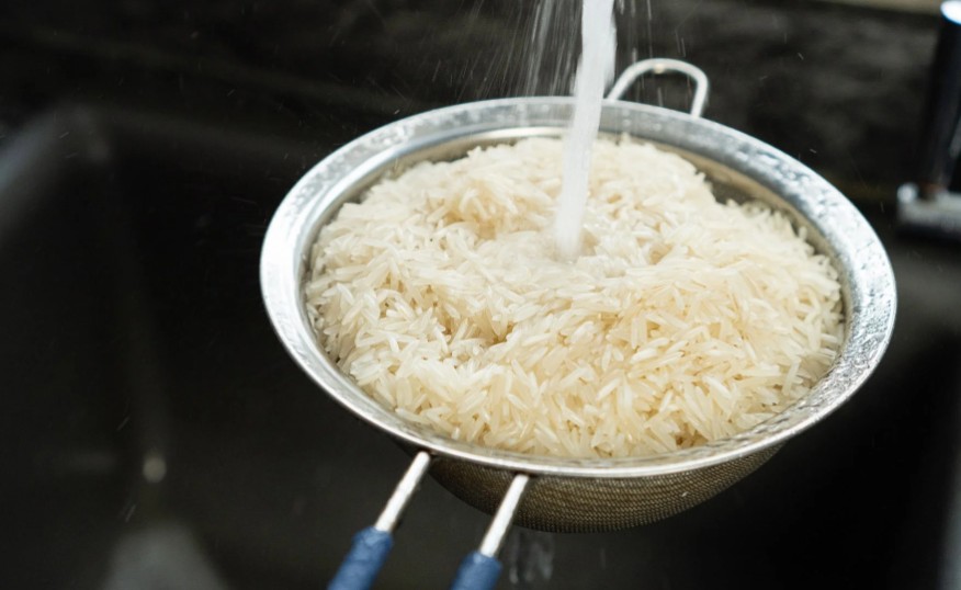 চাল ধুয়ে ভিজিয়ে রাখুন: প্রথমে ২ কাপ বাসমতি চাল ভাল করে ধুয়ে নিন। এ বার সেই চাল আধ ঘণ্টা জলে ভিজিয়ে রাখুন। এতে চাল ঝরঝরে হবে এবং রান্নার পরে ভেঙে যাবে না।