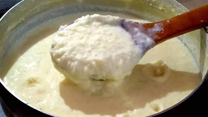 ফোটার জন্য অপেক্ষা করুন: দুধ ও জলের মিশ্রণটি ফুটে ওঠা পর্যন্ত অপেক্ষা করুন। ফুটে উঠলে আঁচ একদম কমিয়ে দিন। এ বার পাত্রটি একটি ঢাকনা দিয়ে ঢেকে দিন।