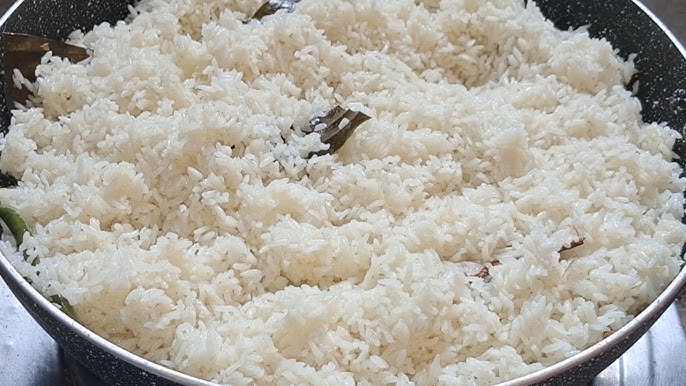 ১০ মিনিট রান্না করুন: ঢাকনা দিয়ে ঢেকে ১৫-২০ মিনিট ধরে পোলাও রান্না হতে দিন। এই সময়ে মাঝে মাঝে ঢাকনা সরিয়ে দেখে নিতে পারেন, তবে বারবার নাড়াচাড়া করবেন না। এতে চাল ভেঙে যেতে পারে।