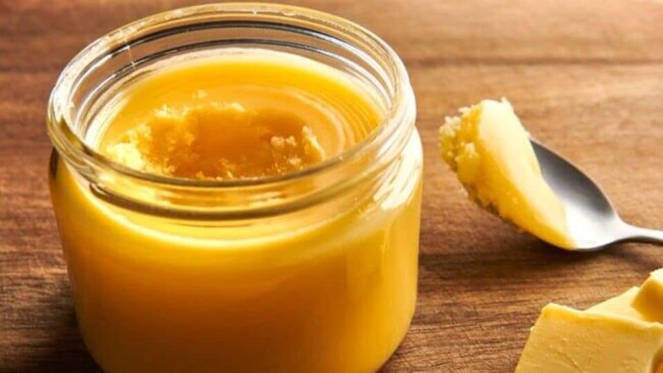 গোলাপ জল ও ঘি দিন: চাল সেদ্ধ হয়ে গেলে এবং জল শুকিয়ে এলে ঢাকনা খুলুন। এ বার এতে ১ চামচ গোলাপ জল এবং ১ চামচ ঘি দিয়ে দিন। এটি পোলাওয়ের স্বাদ এবং সুগন্ধ বাড়িয়ে দেবে। হালকা হাতে পোলাও নেড়েচেড়ে মিশিয়ে দিন।