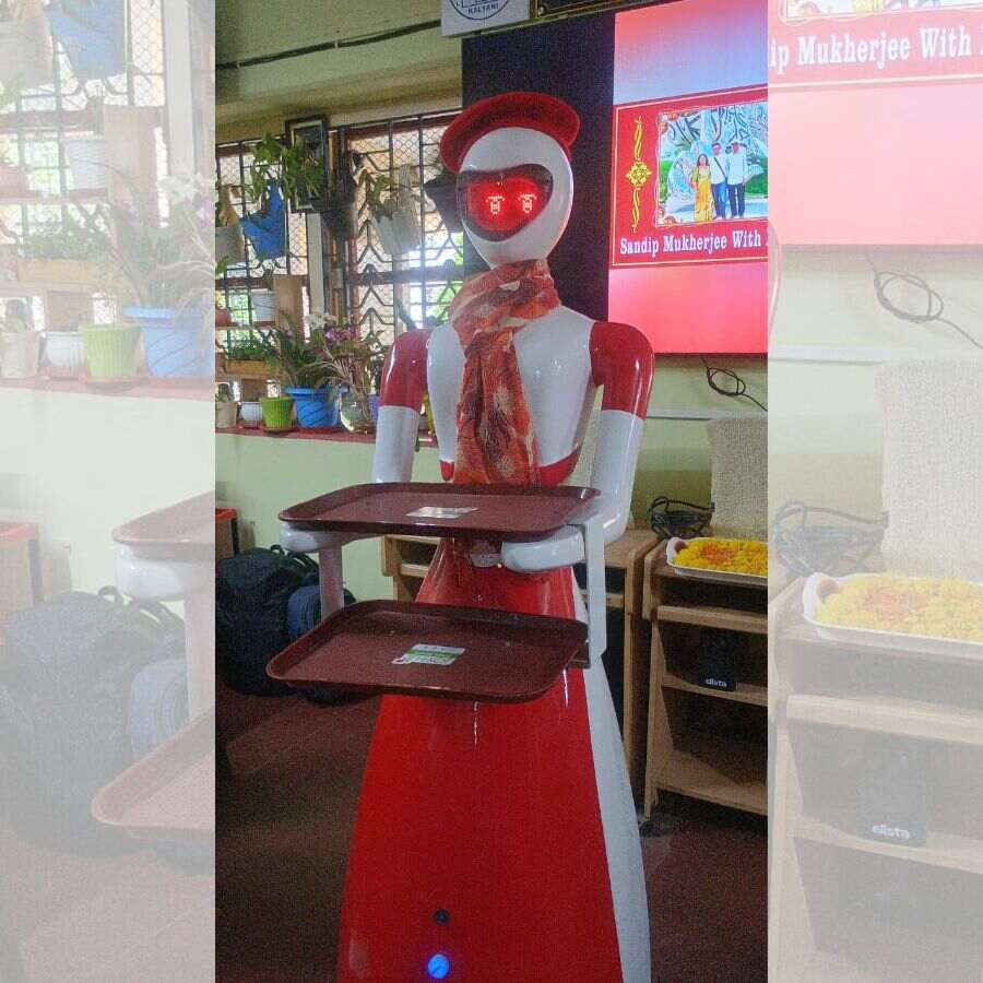 With the help of an alumnus, the robot 'Sananda' has arrived at this school.