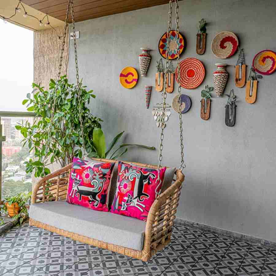 বারান্দার দেওয়াল সাজান নানা কারুকাজে।