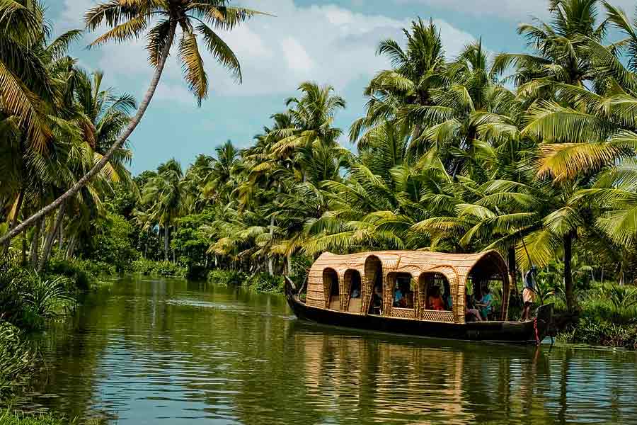 পশ্চিমবঙ্গের পর্যটকদের অনেকেই এবার কেরলমুখী। ছবিটি ব্যাক ওয়াটারের।
