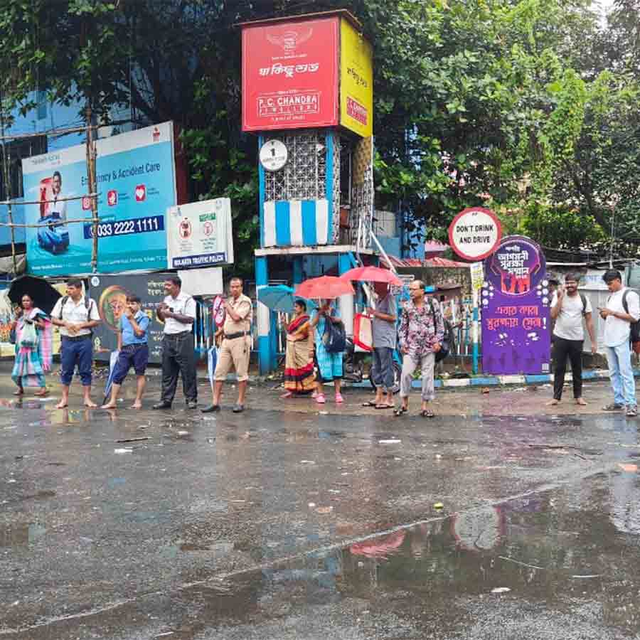 প্রবল বৃষ্টিতে নাজেহাল শহরবাসী।