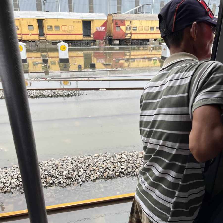 Sealdah and Howrah Division railway service disrupted due to heavy rain dgtl