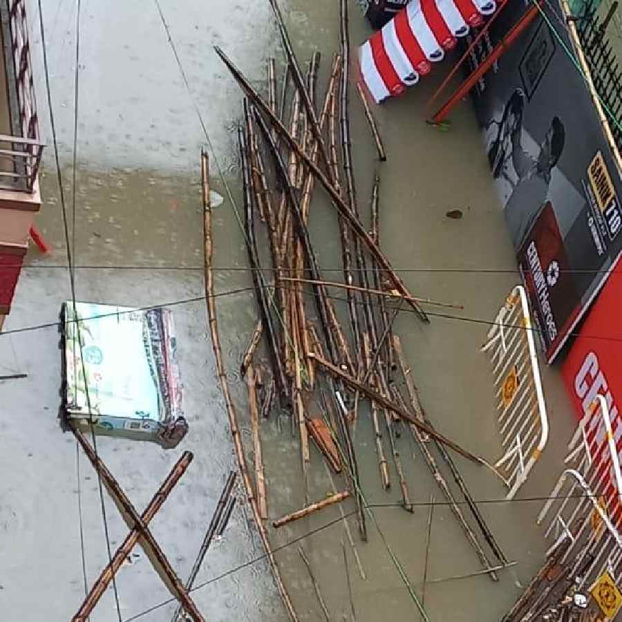 মেয়রের পুজো চেতলা অগ্রণী ক্লাবের কাছের দৃশ্য। মঙ্গলবার।