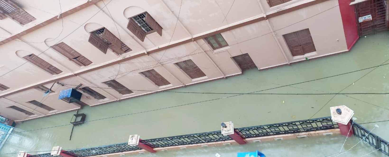 চেতলা গার্লস স্কুলের পাশের গলি। মঙ্গলবার। — নিজস্ব চিত্র