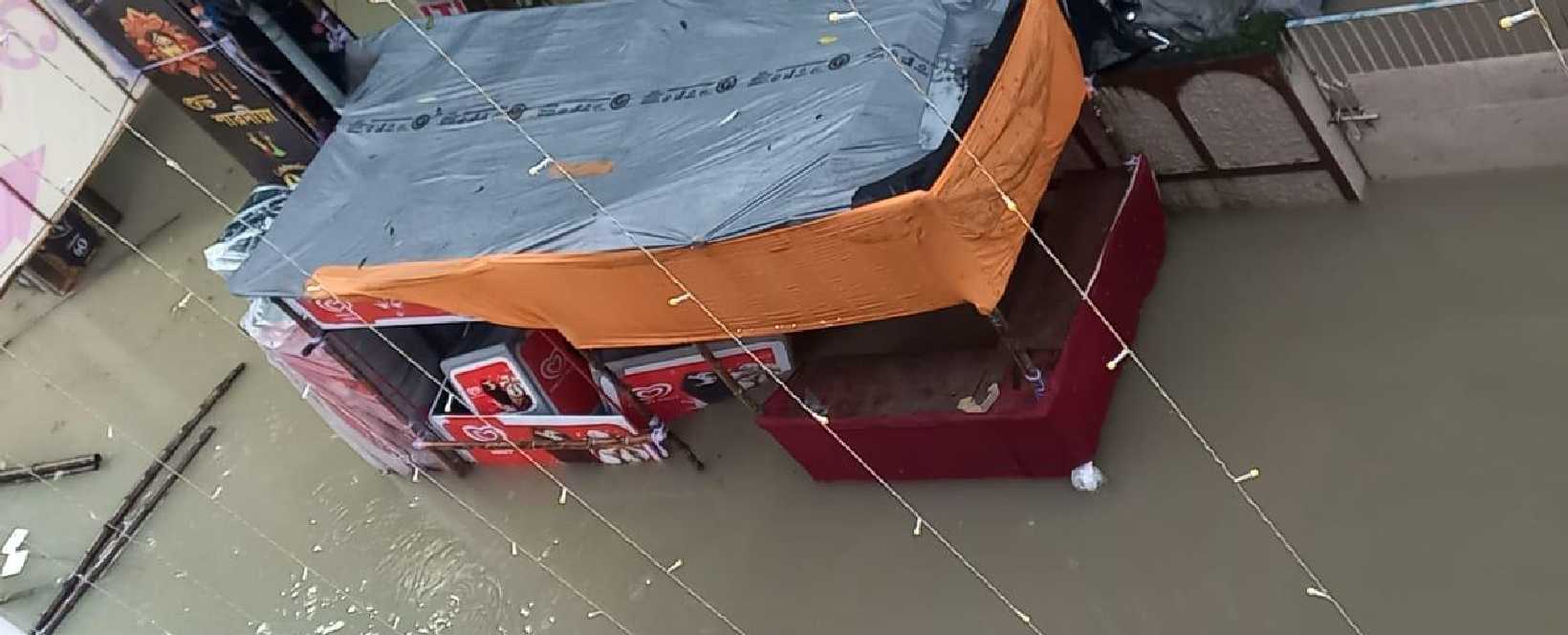 চেতলা অগ্রণীর পুজো মণ্ডপের কাছে একটি স্টল। মঙ্গলবার সকালে