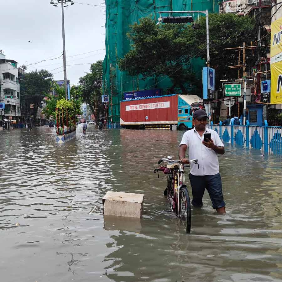 Kolkata residents stranded due to heavy rain