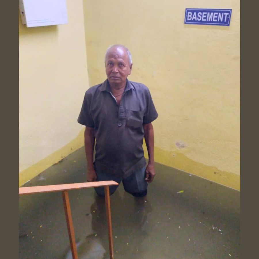 কলেজের বেসমেন্টেও হাঁটু সমান জল।