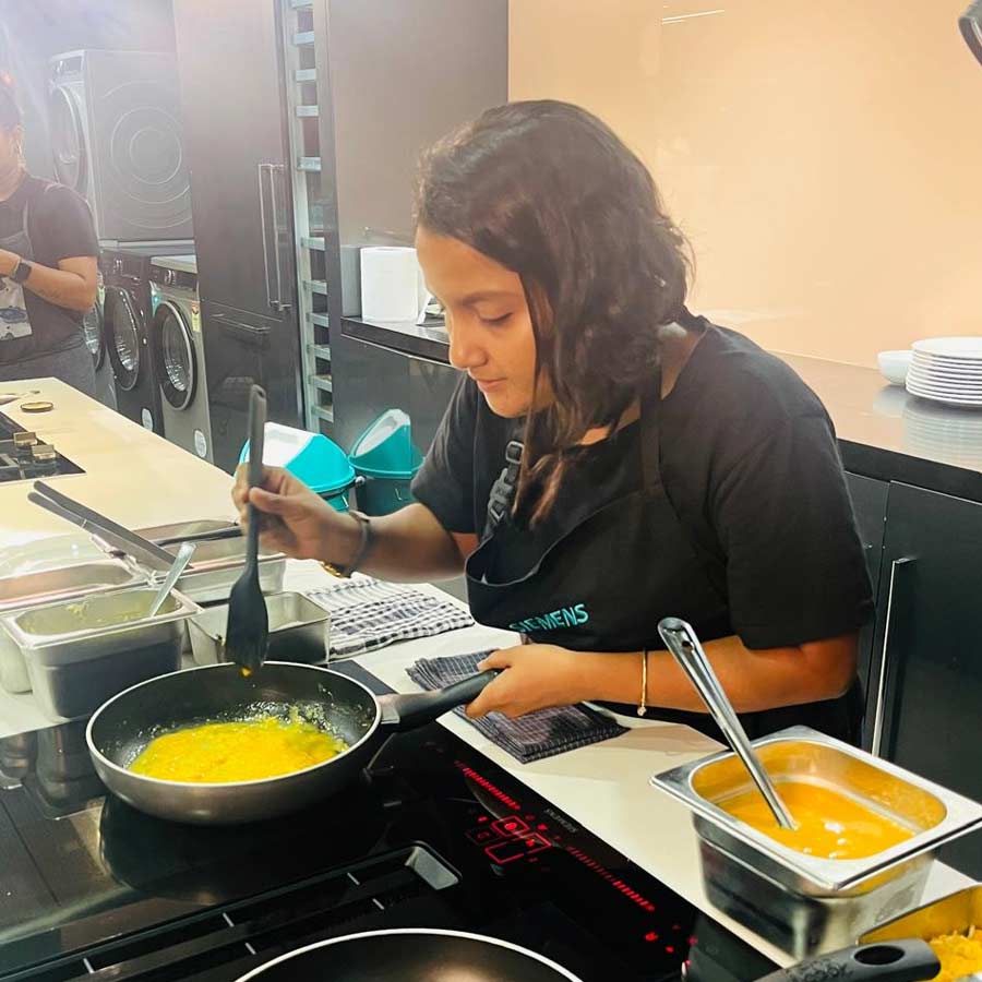 রান্না শেখাচ্ছেন সিয়েনার রন্ধনশিল্পী কোয়েল রায়নন্দী।