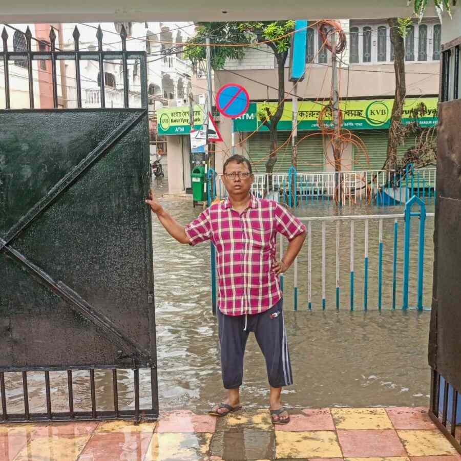 স্কুলের সামনে জল জমায় বাতিল করা হয়েছে সমস্ত ক্লাস।