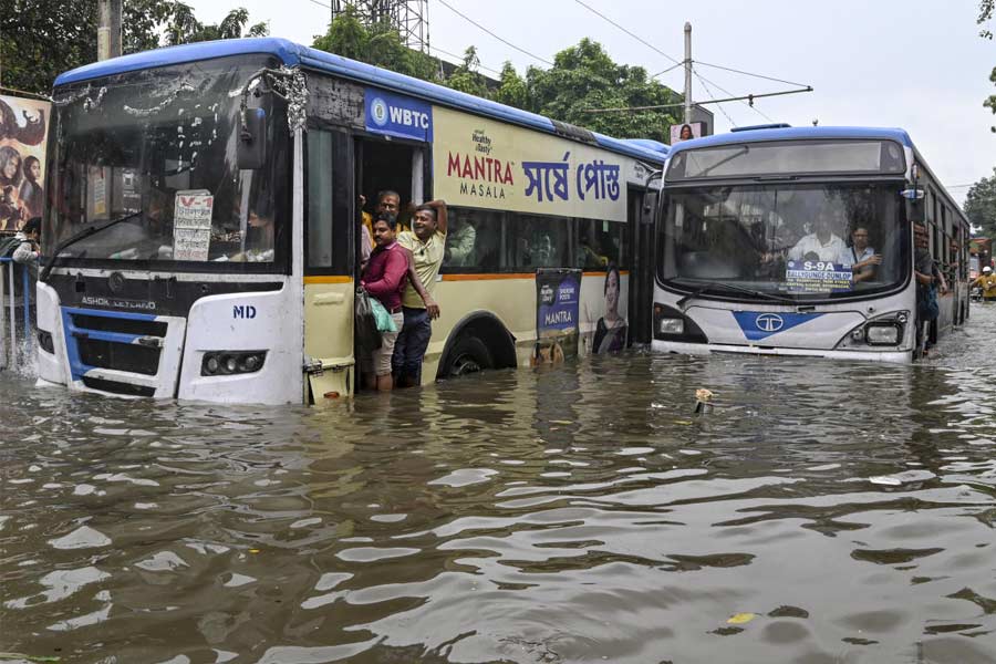 Kolkata Waterlogged After Heavy Rains, Streets Flooded, Daily Life Disrupted and Photos Show City in Crisis