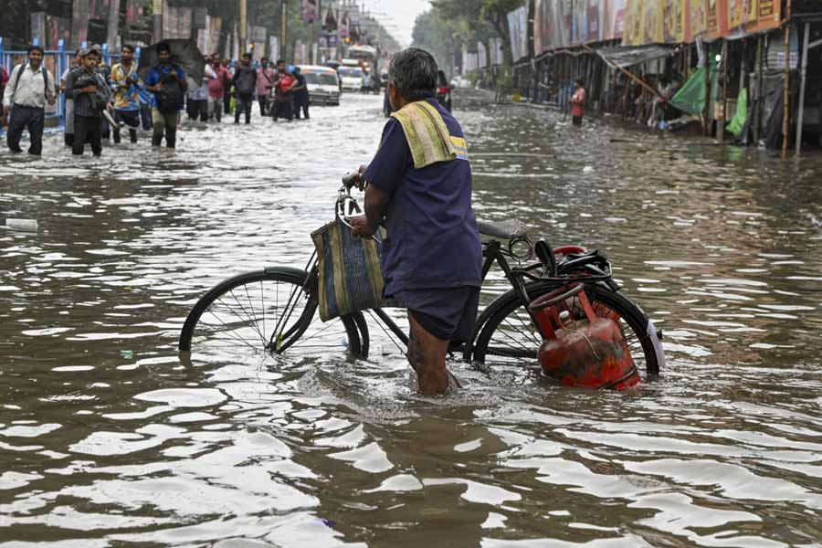 Kolkata Waterlogged After Heavy Rains, Streets Flooded, Daily Life Disrupted and Photos Show City in Crisis