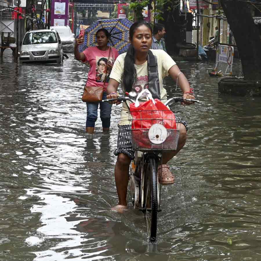 Kolkata Waterlogged After Heavy Rains, Streets Flooded, Daily Life Disrupted and Photos Show City in Crisis