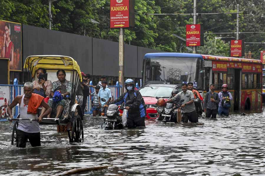 Kolkata Waterlogged After Heavy Rains, Streets Flooded, Daily Life Disrupted and Photos Show City in Crisis