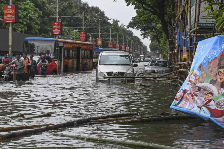 Kolkata Waterlogged After Heavy Rains, Streets Flooded, Daily Life Disrupted and Photos Show City in Crisis