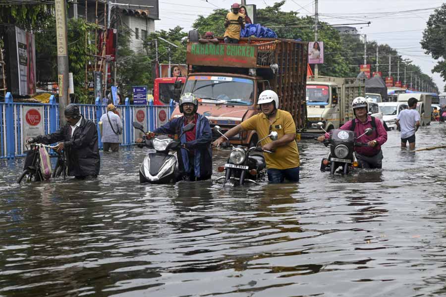 Kolkata Waterlogged After Heavy Rains, Streets Flooded, Daily Life Disrupted and Photos Show City in Crisis