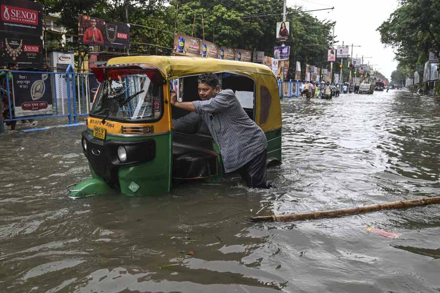 Kolkata Waterlogged After Heavy Rains, Streets Flooded, Daily Life Disrupted and Photos Show City in Crisis