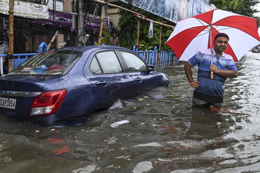 Kolkata Waterlogged After Heavy Rains, Streets Flooded, Daily Life Disrupted and Photos Show City in Crisis