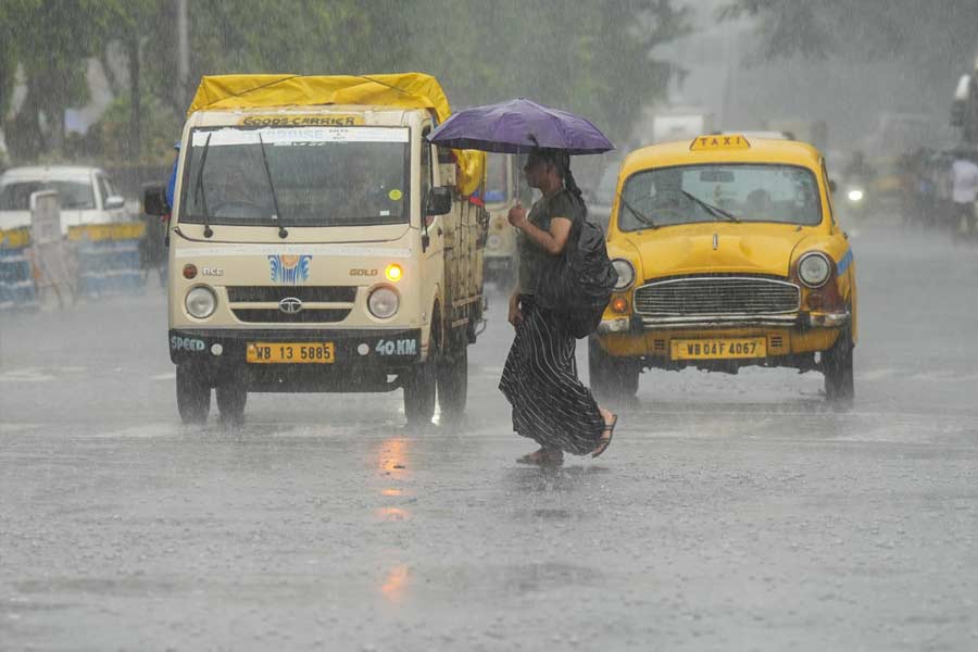 Kolkata Waterlogged After Heavy Rains, Streets Flooded, Daily Life Disrupted and Photos Show City in Crisis