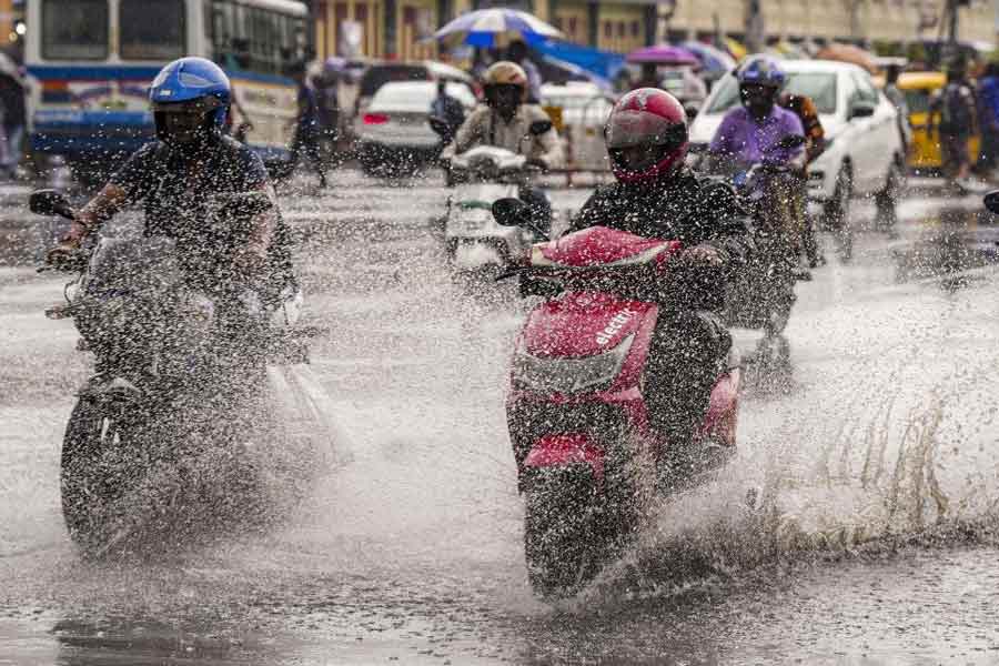 Kolkata Waterlogged After Heavy Rains, Streets Flooded, Daily Life Disrupted and Photos Show City in Crisis