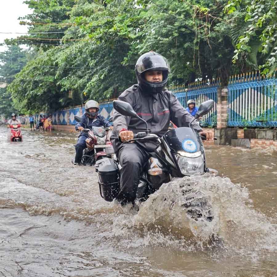 Kolkata Waterlogged After Heavy Rains, Streets Flooded, Daily Life Disrupted and Photos Show City in Crisis