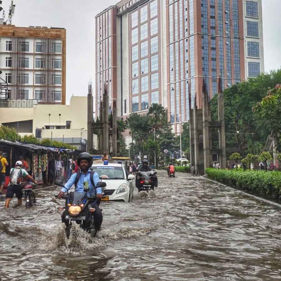 Kolkata Waterlogged After Heavy Rains, Streets Flooded, Daily Life Disrupted and Photos Show City in Crisis