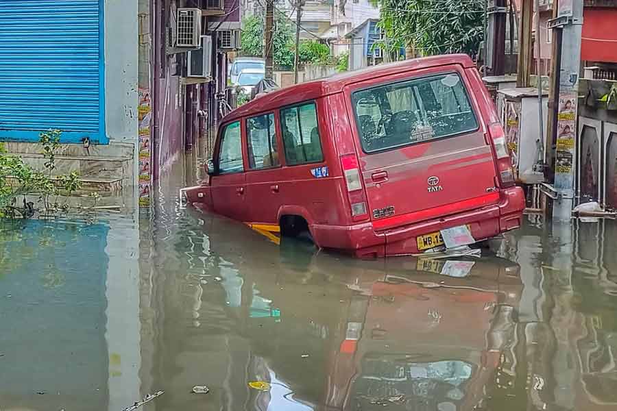 Kolkata Waterlogged After Heavy Rains, Streets Flooded, Daily Life Disrupted and Photos Show City in Crisis