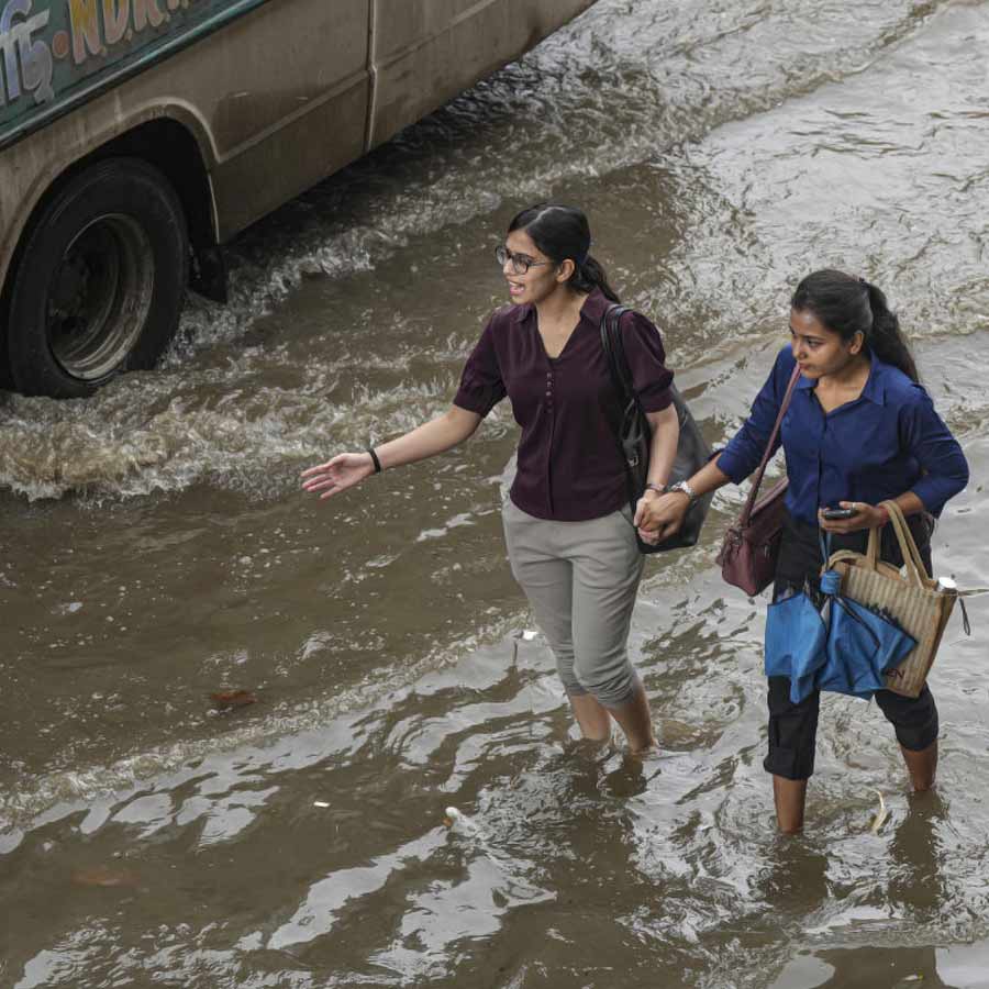 Kolkata Waterlogged After Heavy Rains, Streets Flooded, Daily Life Disrupted and Photos Show City in Crisis
