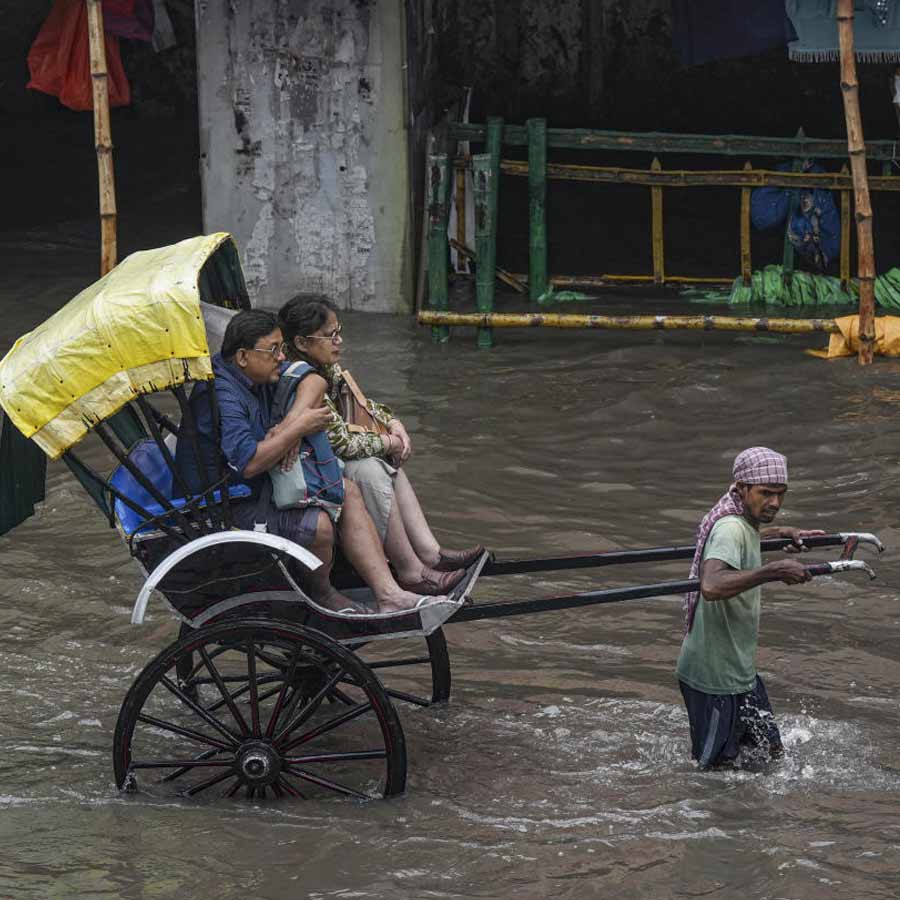 Kolkata Waterlogged After Heavy Rains, Streets Flooded, Daily Life Disrupted and Photos Show City in Crisis