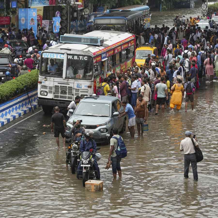 Kolkata Waterlogged After Heavy Rains, Streets Flooded, Daily Life Disrupted and Photos Show City in Crisis