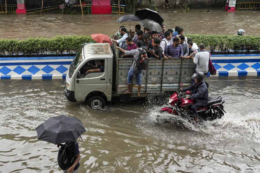Kolkata Waterlogged After Heavy Rains, Streets Flooded, Daily Life Disrupted and Photos Show City in Crisis