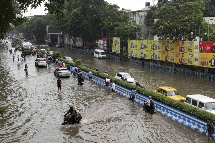 Kolkata Waterlogged After Heavy Rains, Streets Flooded, Daily Life Disrupted and Photos Show City in Crisis
