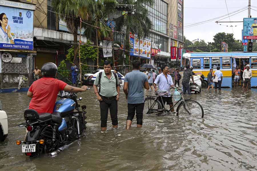 Kolkata Waterlogged After Heavy Rains, Streets Flooded, Daily Life Disrupted and Photos Show City in Crisis
