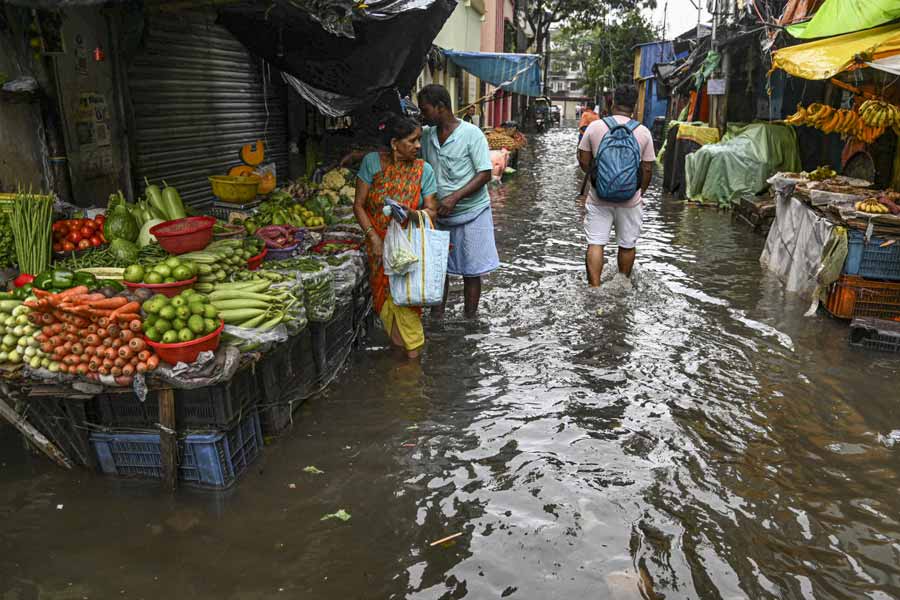 Kolkata Waterlogged After Heavy Rains, Streets Flooded, Daily Life Disrupted and Photos Show City in Crisis