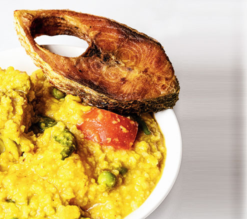 বৃষ্টি আর ইলিশ সমানুপাতিক। খিচুড়িও একই দলে পড়ে। এমন বর্ষণমুখর দিনে ইলিশ খিচুড়ি বানাতে কী কী লাগবে চলুন আগে জেনে নেওয়া যাক। 