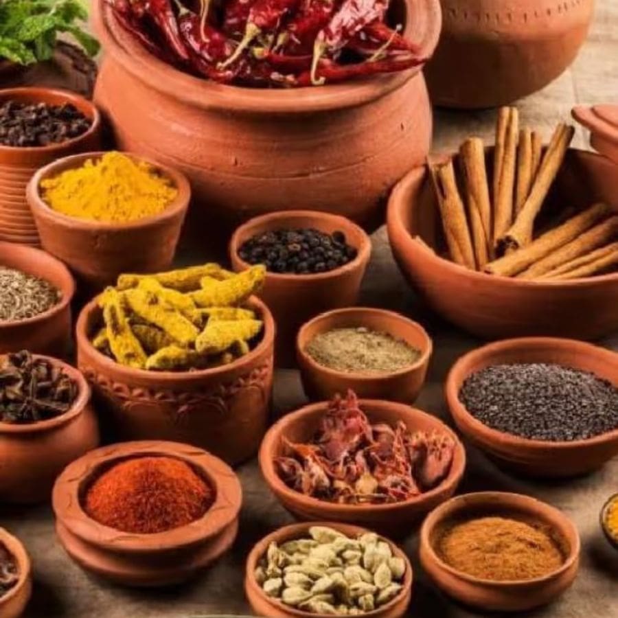 ইলিশ খিচুড়ি বানানোর উপকরণ: ইলিশ মাছ, সাদা তেল, তেজপাতা, পেঁয়াজ কুচি, লঙ্কা কুচি, আদা বাটা, রসুন বাটা, ধনে গুঁড়ো, জিরে গুঁড়ো, হলুদ গুঁড়ো, লঙ্কা গুঁড়ো, নুন, ঘি, ধনে পাতা। 