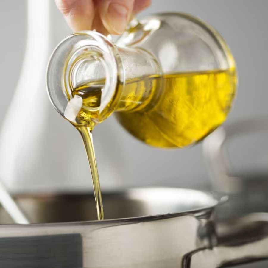 এই লোভনীয় পদ বানানোর জন্য সবার আগে ওভেনে কড়াই বসিয়ে তাতে সাদা তেল দিন। তেল গরম হলে তেজপাতা ফোড়ন দিয়ে পেঁয়াজ কুচি এবং লঙ্কা কুচি দিয়ে দিন। হালকা নেড়ে নিয়ে যোগ করুন আদা বাটা এবং রসুন বাটা। ভাল করে সবটা কষিয়ে নিন। 