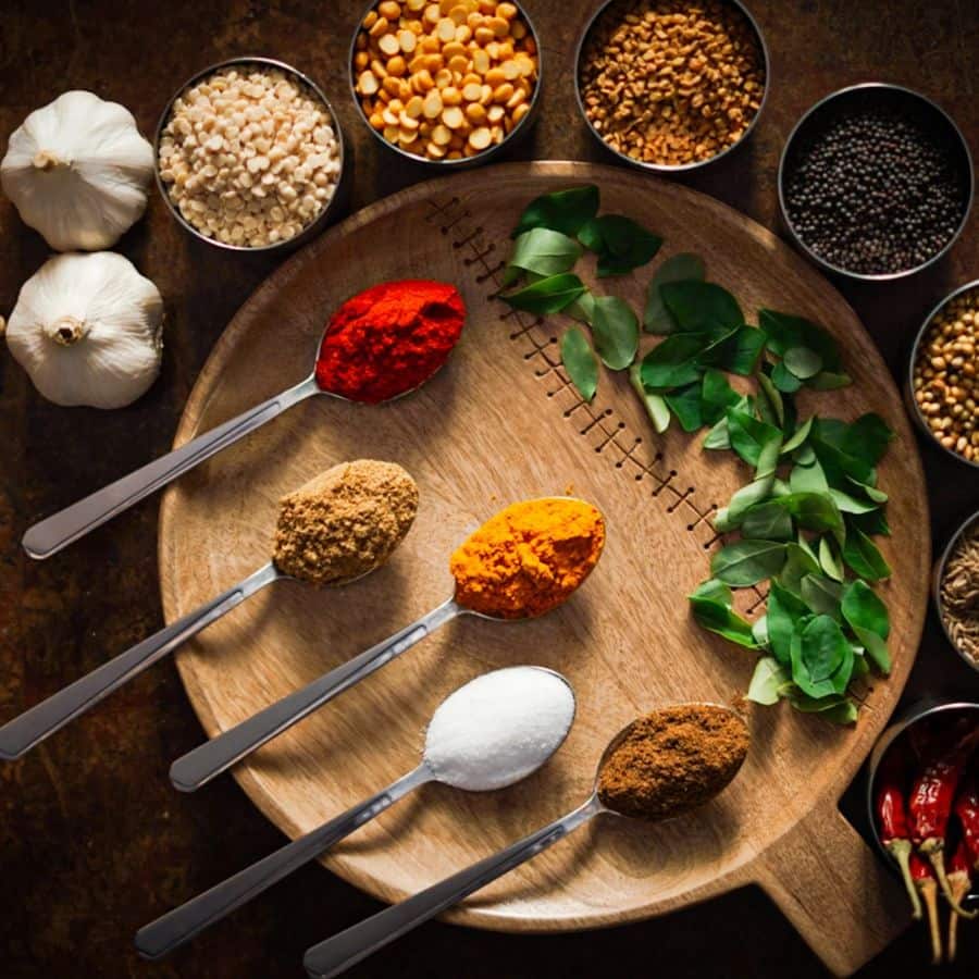 এ বার এতে এক এক করে যোগ করুন ধনে গুঁড়ো, জিরে গুঁড়ো, হলুদ গুঁড়ো। দিয়ে দিন স্বাদ মতো নুন। আবার ভাল করে সবটা নেড়ে নিন। 