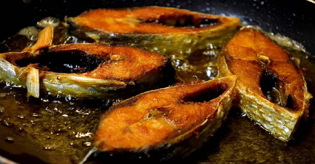 এ বার এতে আগে থেকে ধুয়ে রাখা মাছগুলি যোগ করে দিন। ভাল করে নেড়ে আঁচ কমিয়ে একটু ঢাকা দিয়ে রাখুন। মিনিট দুয়েক রেখে মাছগুলি তুলে সরিয়ে রাখুন। 