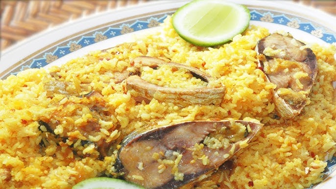 এ বার কড়াইয়ে ওই গ্রেভির মধ্যে আগে থেকে ধুয়ে রাখা গোবিন্দভোগ চাল এবং আলু দিয়ে দিন। ঝোলের সঙ্গে ভাল করে মিশিয়ে নিন চাল এবং আলু। দিয়ে দিন ৪-৫ টি গোটা কাঁচা লঙ্কা। এ বার পরিমাণ মতো জল দিয়ে ঢাকনা দিয়ে ঢিমে আঁচে খিচুড়ি হতে দিন। 