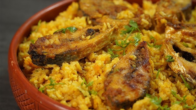 চাল সেদ্ধ হয়ে গেলে ঢাকনা খুলে উপর দিয়ে ছড়িয়ে দিন ঘি। দিয়ে দিন ধনে পাতা কুচিও। 