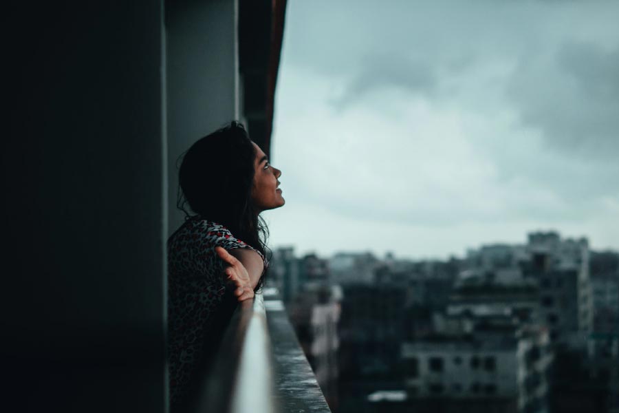 পুজোর সময়ও যদি এমন মুষলধারে বৃষ্টি হয় তবে তো ঘরবন্দি হয়ে থাকা ছাড়া তো উপায় নেই। তবে ঘরে থাকলেই যে আনন্দ মাটি হবে সেটা নয়। বরং নিজের মতো করে একা বা গোটা পরিবারকে নিয়েই সময় কাটাতে পারেন। 