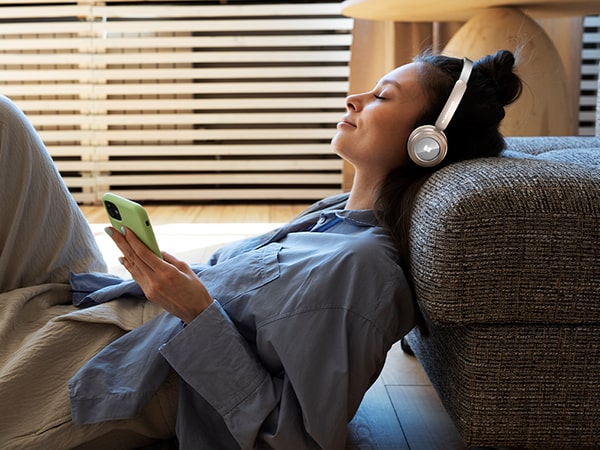 একা সময় কাটানোর আরও এক মস্ত সঙ্গী হতে পারে গান। যেমন ধরনের গান শুনতে ভালবাসেন সেই গান চালিয়ে চুপচাপ বসে থাকা বা শুয়ে থাকা, বা ঘরের অন্যান্য কাজ করলেও মন ভাল থাকে। 