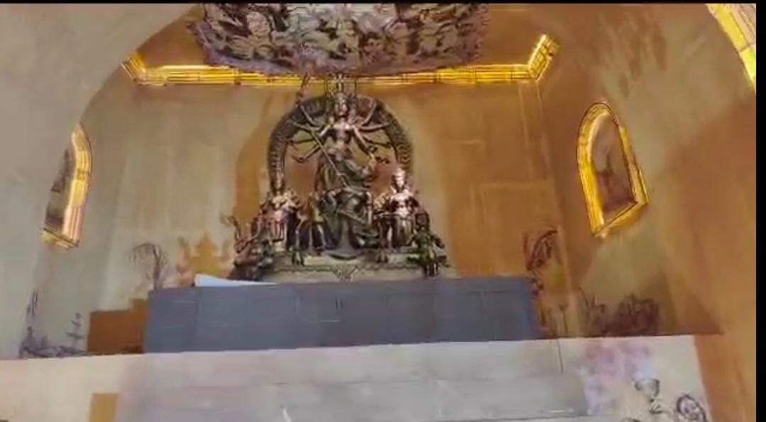 এই বছর ৭৬তম বর্ষে পদার্পণ এই পুজোর। ভারী বৃষ্টিতে কি সবটাই ‘বিশ বাঁও জলে’? 